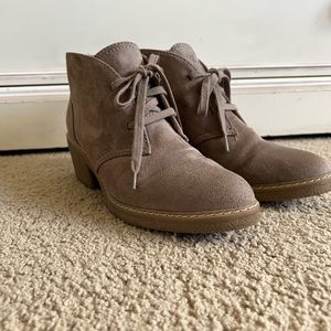 Universal Threads size 9 1/2 boot